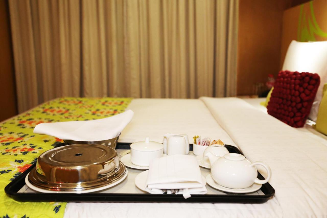 The Beatle Hotell Mumbai Exteriör bild